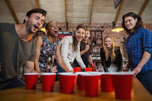 6 amis qui jouent au beer pong
