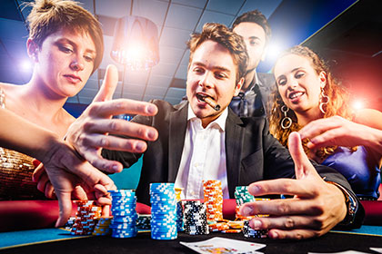 4 amis jouant au poker