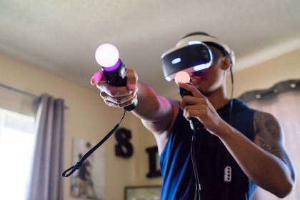 Homme jouant à la PlayStation VR