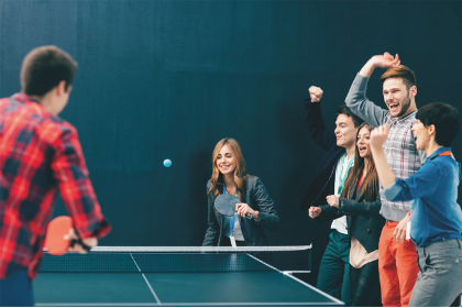 Amis qui jouent au ping pong