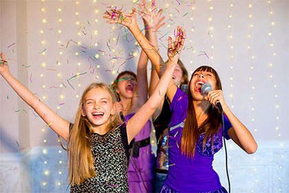 4 filles qui chantent lors d'un karaoké
