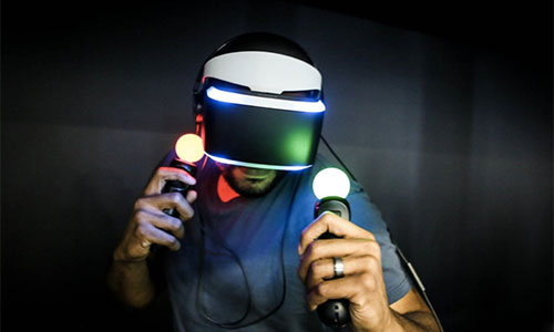 homme portant un masque de réalité virtuelle (PS4 VR)