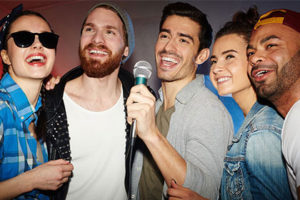 5 amis qui chantent lors d'un karaoké